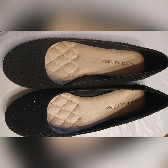 Cityclassified Black Studded Flats - Picture 2 of 3
